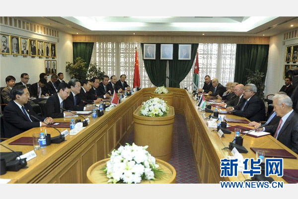 11月9日，正在約旦進(jìn)行正式友好訪問的全國政協(xié)主席俞正聲在安曼與約旦參議長拉瓦比德進(jìn)行會(huì)談。 新華社記者 張鐸 攝 