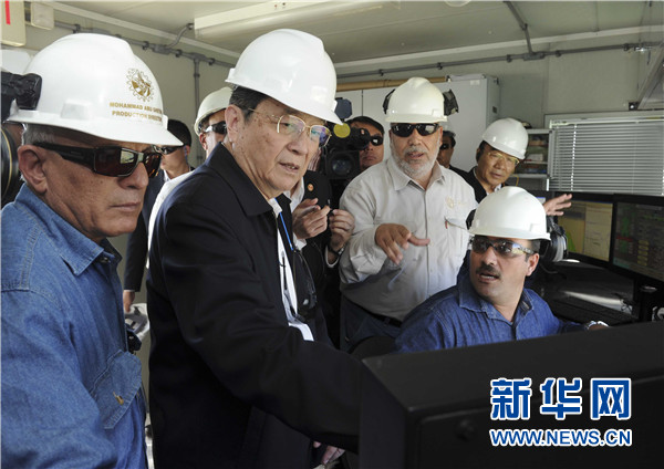 11月8日，正在約旦進(jìn)行正式友好訪問的全國政協(xié)主席俞正聲在安曼參觀阿拉伯鉀肥公司。這是俞正聲在采鹽船上仔細(xì)詢問開采情況。 新華社記者 張鐸 攝