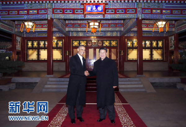 11月11日晚，國(guó)家主席習(xí)近平在中南海同美國(guó)總統(tǒng)奧巴馬舉行會(huì)晤。這是兩國(guó)元首在瀛臺(tái)涵元殿前握手。 新華社記者鞠鵬攝