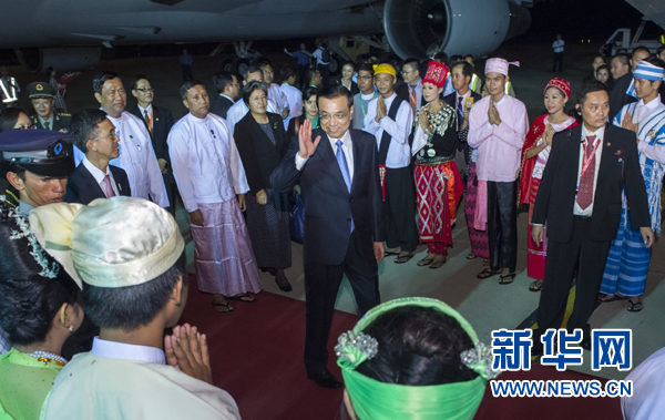 11月12日，中國國務(wù)院總理李克強(qiáng)抵達(dá)內(nèi)比都，出席東亞合作領(lǐng)導(dǎo)人系列會議并對緬甸進(jìn)行正式訪問。 新華社記者王曄攝