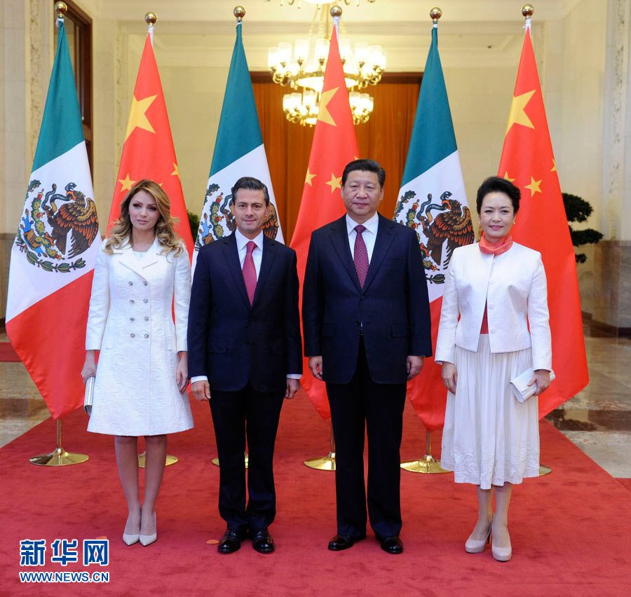 11月13日，國家主席習(xí)近平在北京人民大會堂北大廳舉行儀式，歡迎墨西哥總統(tǒng)培尼亞對中國進(jìn)行國事訪問。這是習(xí)近平和夫人彭麗媛同培尼亞夫婦合影。 新華社記者 張鐸 攝
