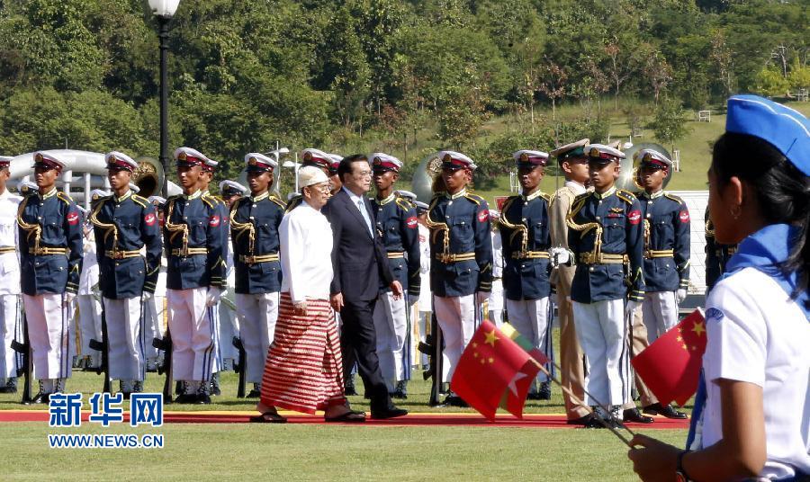 11月14日，中國(guó)國(guó)務(wù)院總理李克強(qiáng)在內(nèi)比都同緬甸總統(tǒng)吳登盛舉行會(huì)談。這是會(huì)談前，吳登盛在緬甸總統(tǒng)府前廣場(chǎng)為李克強(qiáng)舉行隆重的歡迎儀式。新華社記者 鞠鵬 攝