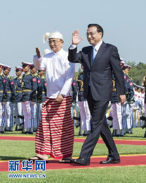 11月14日，中國(guó)國(guó)務(wù)院總理李克強(qiáng)在內(nèi)比都同緬甸總統(tǒng)吳登盛舉行會(huì)談。這是會(huì)談前，吳登盛在緬甸總統(tǒng)府前廣場(chǎng)為李克強(qiáng)舉行隆重的歡迎儀式。新華社記者 王曄 攝