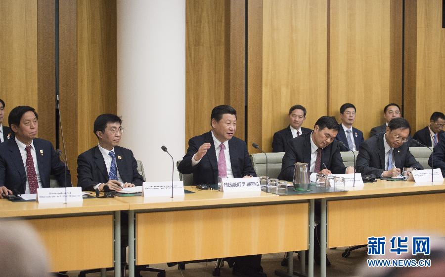 11月17日，國家主席習(xí)近平在堪培拉和澳大利亞總理阿博特共同出席第四屆中澳工商界首席執(zhí)行官圓桌會(huì)。這次會(huì)議是由澳大利亞企業(yè)領(lǐng)袖理事會(huì)和中國國家開發(fā)銀行共同組織承辦的。新華社記者 謝環(huán)馳 攝 