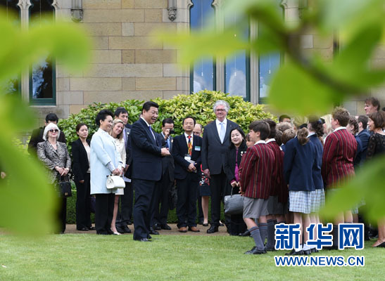 11月18日，國家主席習(xí)近平在澳大利亞塔斯馬尼亞州與朗塞斯頓市斯科奇－歐克伯恩小學(xué)的小學(xué)生共同植樹。新華社記者 馬占成 攝