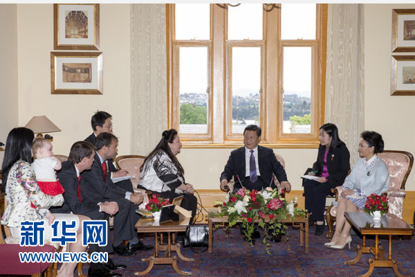 11月18日，國家主席習(xí)近平在澳大利亞塔斯馬尼亞州參觀訪問。這是習(xí)近平看望已故塔斯馬尼亞州前州長培根的家人。新華社記者 丁林 攝