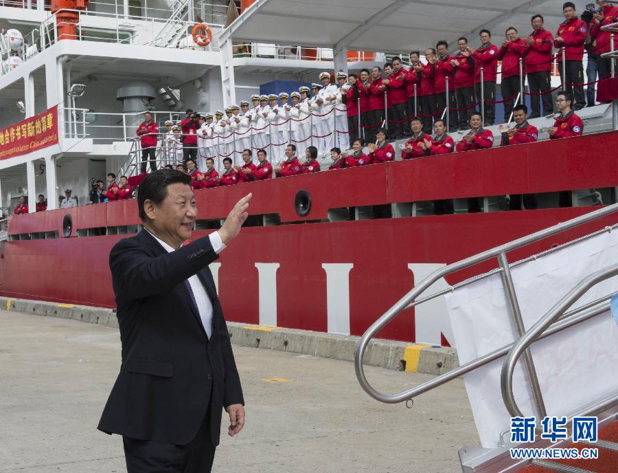 11月18日，正在澳大利亞塔斯馬尼亞州首府霍巴特訪問(wèn)的中國(guó)國(guó)家主席習(xí)近平在澳大利亞總理阿博特陪同下參觀南極科考項(xiàng)目并慰問(wèn)兩國(guó)科考人員。這是習(xí)近平在霍巴特港看望正在這里補(bǔ)給的“雪龍”號(hào)全體科考人員。新華社記者李學(xué)仁攝 