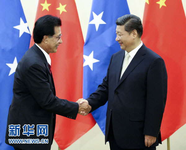 11月22日，中國國家主席習近平在斐濟楠迪會見密克羅尼西亞聯(lián)邦總統(tǒng)莫里。 新華社記者姚大偉攝 