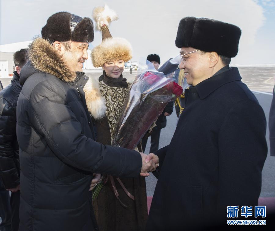 12月14日，應(yīng)哈薩克斯坦共和國總理馬西莫夫邀請(qǐng)，國務(wù)院總理李克強(qiáng)乘專機(jī)抵達(dá)阿斯塔納國際機(jī)場(chǎng)，開始對(duì)哈薩克斯坦進(jìn)行正式訪問，舉行中哈總理第二次定期會(huì)晤，并出席上海合作組織成員國政府首腦理事會(huì)第十三次會(huì)議。這是馬西莫夫到機(jī)場(chǎng)迎接李克強(qiáng)。新華社記者 黃敬文 攝