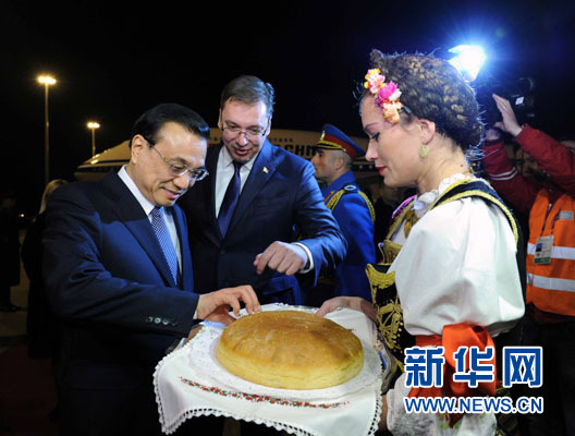 12月15日，國(guó)務(wù)院總理李克強(qiáng)抵達(dá)貝爾格萊德，出席中國(guó)－中東歐國(guó)家領(lǐng)導(dǎo)人會(huì)晤并正式訪問(wèn)塞爾維亞，塞爾維亞總理武契奇到機(jī)場(chǎng)迎接。新華社記者 饒愛(ài)民 攝