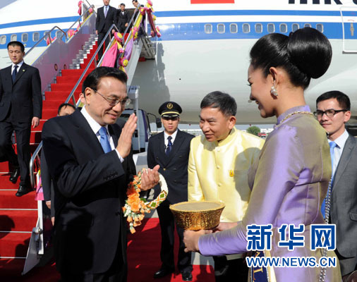 12月19日，中國國務(wù)院總理李克強抵達曼谷，出席大湄公河次區(qū)域經(jīng)濟合作領(lǐng)導(dǎo)人第五次會議。新華社記者饒愛民攝
