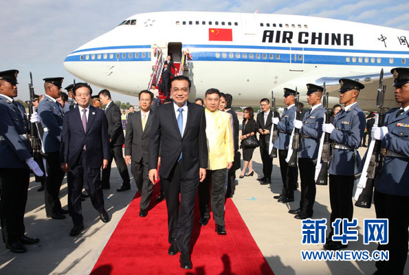 12月19日，中國國務(wù)院總理李克強抵達曼谷，出席大湄公河次區(qū)域經(jīng)濟合作領(lǐng)導(dǎo)人第五次會議。新華社記者 龐興雷攝