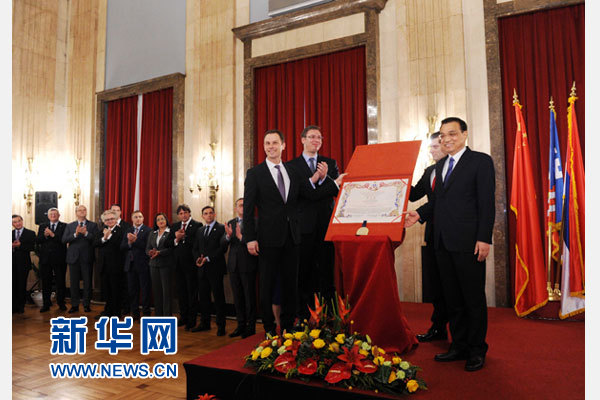 12月18日，中國國務(wù)院總理李克強(qiáng)在貝爾格萊德市政廳接受“貝爾格萊德榮譽(yù)市民”證書，塞爾維亞總理武契奇陪同出席。隨后，李克強(qiáng)同塞各界知名人士親切會見并互動交流。新華社記者 饒愛民 攝