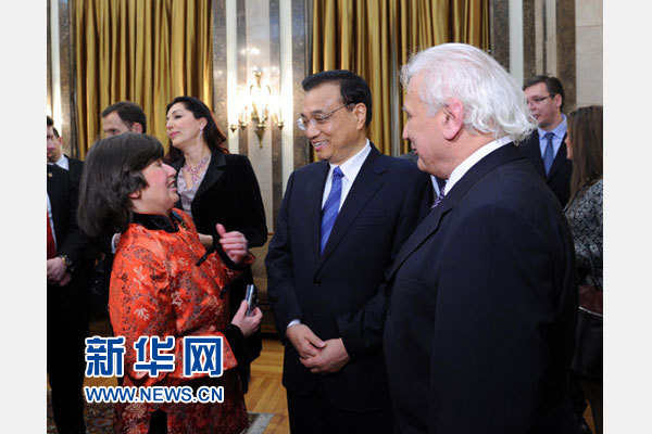 12月18日，中國國務(wù)院總理李克強(qiáng)在貝爾格萊德市政廳接受“貝爾格萊德榮譽(yù)市民”證書，塞爾維亞總理武契奇陪同出席。隨后，李克強(qiáng)同塞各界知名人士親切會見并互動交流。這是李克強(qiáng)同漢學(xué)家波普—采尼奇夫婦親切交談。新華社記者 饒愛民 攝
