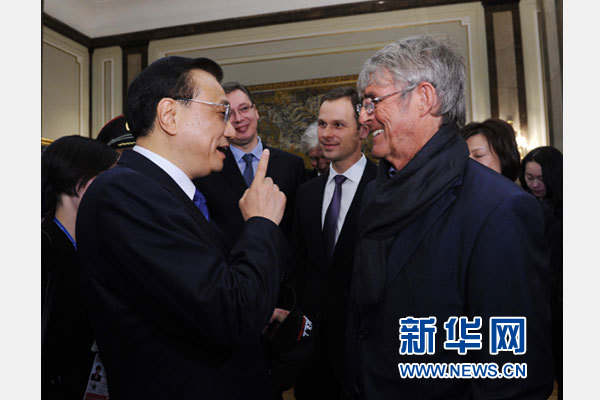 12月18日，中國國務(wù)院總理李克強(qiáng)在貝爾格萊德市政廳接受“貝爾格萊德榮譽(yù)市民”證書，塞爾維亞總理武契奇陪同出席。隨后，李克強(qiáng)同塞各界知名人士親切會見并互動交流。這是李克強(qiáng)同著名足球教練米盧蒂諾維奇親切交談。新華社記者 饒愛民 攝