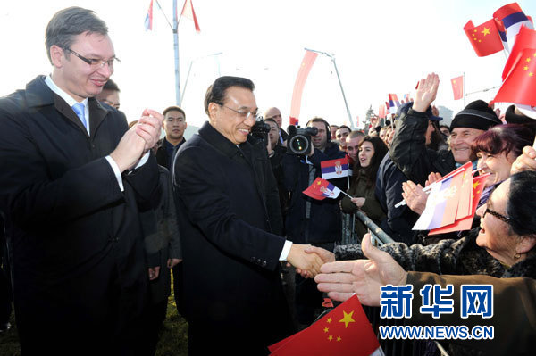 12月18日，中國國務(wù)院總理李克強(qiáng)在貝爾格萊德同塞爾維亞總理武契奇共同出席貝爾格萊德跨多瑙河大橋竣工儀式。這是李克強(qiáng)在儀式現(xiàn)場同塞爾維亞群眾親切握手。新華社記者 饒愛民 攝