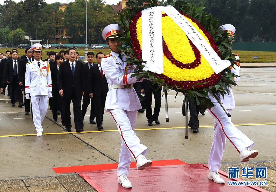 12月25日至27日，中共中央政治局常委、全國政協(xié)主席俞正聲對越南進(jìn)行正式訪問。 這是12月27日，俞正聲在河內(nèi)瞻仰胡志明主席陵。新華社記者劉建生攝