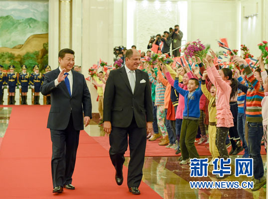 1月6日，國家主席習(xí)近平在北京人民大會(huì)堂同哥斯達(dá)黎加總統(tǒng)索利斯舉行會(huì)談。這是會(huì)談前，習(xí)近平在人民大會(huì)堂北大廳為索利斯舉行歡迎儀式。新華社記者 李學(xué)仁 攝