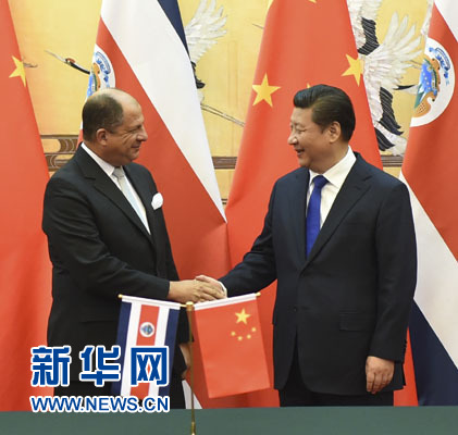 1月6日，中國國家主席習(xí)近平在北京人民大會(huì)堂同哥斯達(dá)黎加總統(tǒng)索利斯舉行會(huì)談。這是習(xí)近平與索利斯在簽字儀式后握手。 新華社記者 張鐸 攝