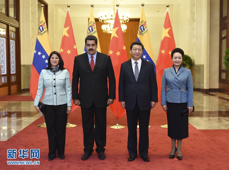 1月7日，國家主席習(xí)近平在北京人民大會(huì)堂會(huì)見委內(nèi)瑞拉總統(tǒng)馬杜羅。這是會(huì)見前，習(xí)近平和夫人彭麗媛同馬杜羅夫婦合影。 新華社記者 張鐸 攝