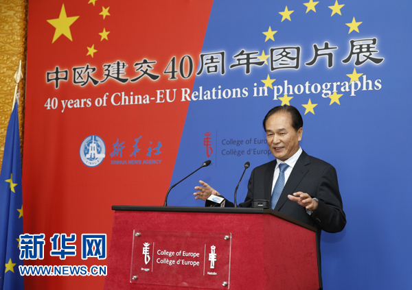 5月18日，正在比利時訪問的新華社社長蔡名照在比利時布魯日歐洲學(xué)院舉行的“中歐建交40周年圖片展”開幕式上致辭。在中歐建交40周年之際，由新華社、歐洲學(xué)院主辦的“中歐建交40周年圖片展”18日在位于比利時布魯日的歐洲學(xué)院開幕。 新華社記者葉平凡攝 