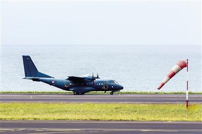 7日，法屬留尼汪島，法國軍事運(yùn)輸機(jī)沿海岸搜尋MH370殘骸。