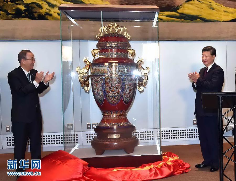 9月27日，國家主席習(xí)近平在紐約出席中國向聯(lián)合國贈送“和平尊”儀式。聯(lián)合國秘書長潘基文出席。 新華社記者 李濤 攝 