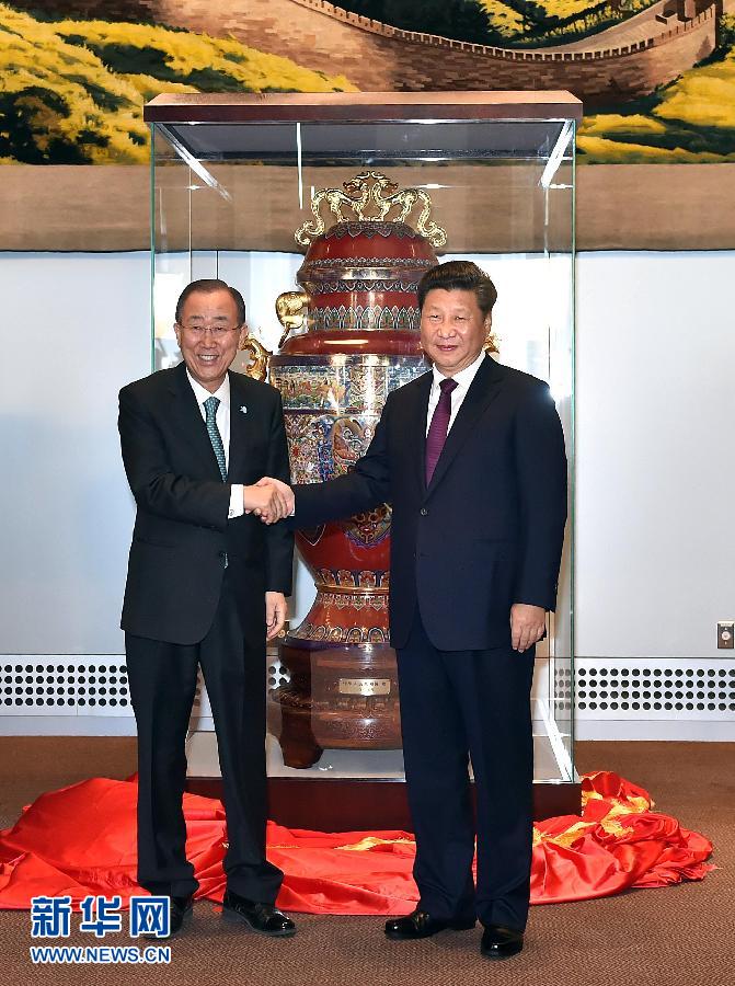  9月27日，國家主席習(xí)近平在紐約出席中國向聯(lián)合國贈送“和平尊”儀式。聯(lián)合國秘書長潘基文出席。 新華社記者 李濤 攝 