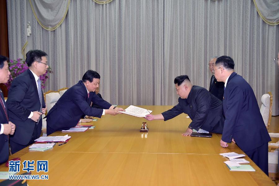 10月9日，中共中央政治局常委、中央書記處書記劉云山在平壤百花園迎賓館會(huì)見(jiàn)朝鮮勞動(dòng)黨第一書記金正恩。這是劉云山向金正恩轉(zhuǎn)交習(xí)近平總書記的親署函。新華社記者 李濤 攝