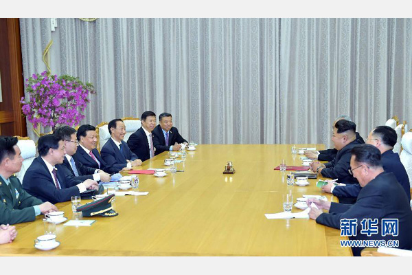 10月9日，中共中央政治局常委、中央書記處書記劉云山在平壤百花園迎賓館會(huì)見(jiàn)朝鮮勞動(dòng)黨第一書記金正恩。 新華社記者 李濤 攝 