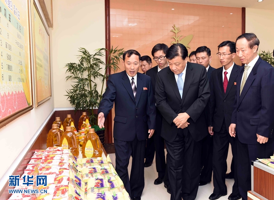 10月11日，中共中央政治局常委、中央書記處書記劉云山參觀考察平壤玉米加工廠。 新華社記者 饒愛民 攝