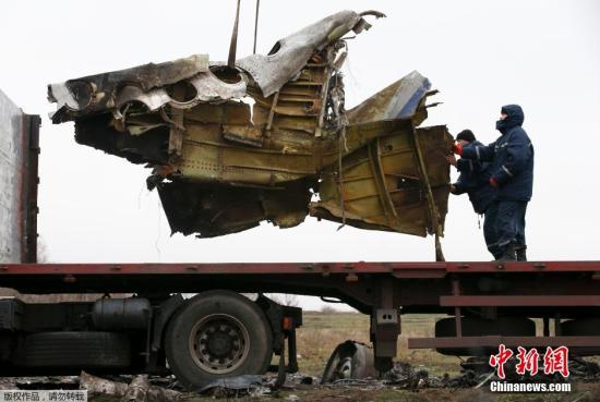 資料圖：2014年11月16日，烏克蘭頓涅茨克地區(qū)，墜毀MH17飛機(jī)事故現(xiàn)場成功搜尋到起落架的部分殘骸，一大塊機(jī)身殘片等。
