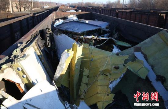 資料圖：烏克蘭頓涅茨克，MH17墜毀客機(jī)的殘骸裝上火車。圖片來源：CFP視覺中國