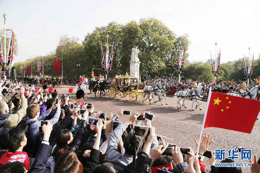 這是習(xí)近平和夫人彭麗媛在女王夫婦陪同下，乘坐皇家馬車前往白金漢宮下榻。新華社記者 周磊 攝