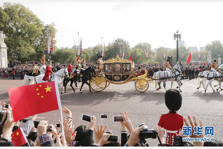 這是習(xí)近平和夫人彭麗媛在女王夫婦陪同下，乘坐皇家馬車前往白金漢宮下榻。新華社記者 周磊 攝
