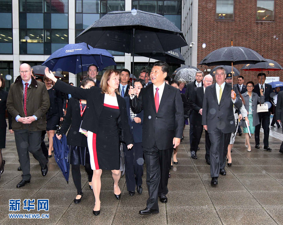 10月21日，國(guó)家主席習(xí)近平在倫敦參觀帝國(guó)理工學(xué)院。 新華社記者姚大偉 攝