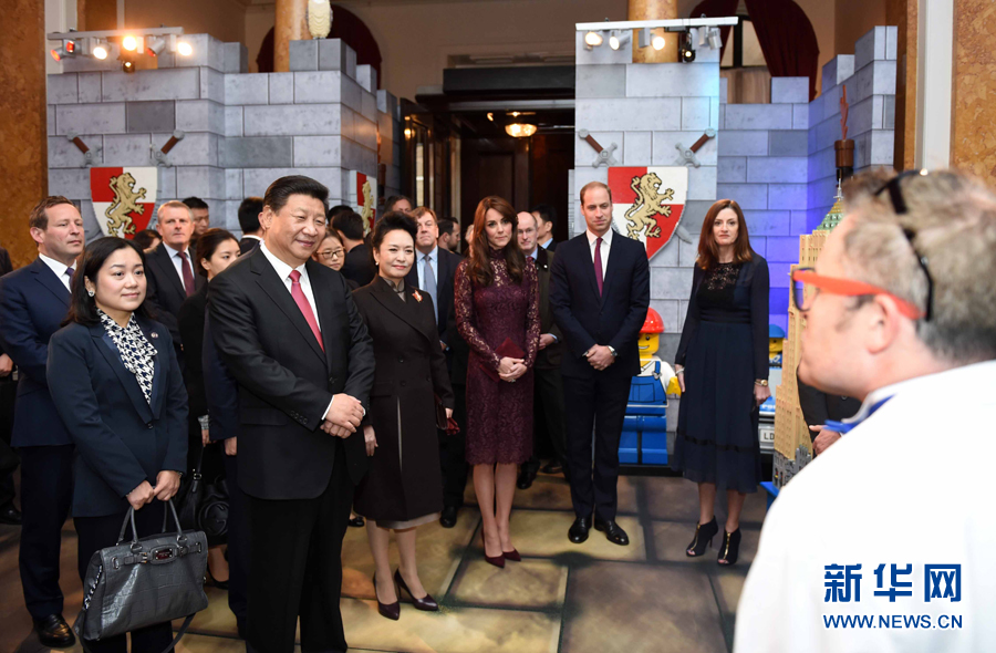 10月21日，國家主席習(xí)近平和夫人彭麗媛在英國威廉王子夫婦陪同下，出席在倫敦舉行的中英創(chuàng)意產(chǎn)業(yè)展。 新華社記者 張鐸 攝