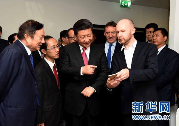 10月21日，國家主席習近平在倫敦參觀華為英國公司。 新華社記者 饒愛民 攝
