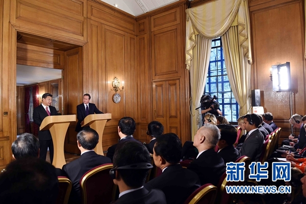 10月21日，國(guó)家主席習(xí)近平在倫敦唐寧街首相府同英國(guó)首相卡梅倫舉行會(huì)談。這是會(huì)談結(jié)束后，習(xí)近平和卡梅倫共同會(huì)見(jiàn)記者。 新華社記者 饒愛(ài)民 攝 