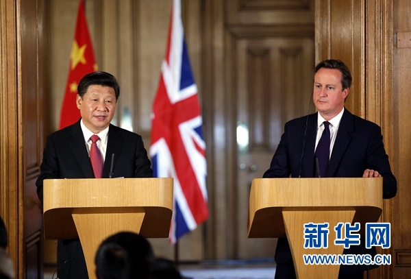 10月21日，國(guó)家主席習(xí)近平在倫敦唐寧街首相府同英國(guó)首相卡梅倫舉行會(huì)談。這是會(huì)談結(jié)束后，習(xí)近平和卡梅倫共同會(huì)見(jiàn)記者。 新華社記者 鞠鵬 攝 