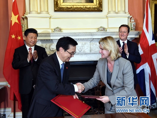 10月21日，國(guó)家主席習(xí)近平在倫敦唐寧街首相府同英國(guó)首相卡梅倫舉行會(huì)談。這是會(huì)談結(jié)束后，兩國(guó)領(lǐng)導(dǎo)人共同見(jiàn)證雙邊合作文件的簽署。新華社記者 饒愛(ài)民 攝 