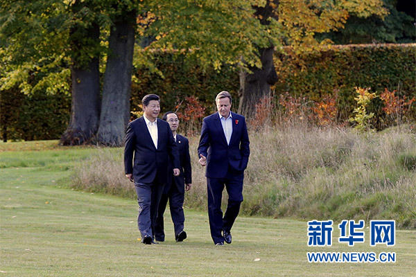 這是習近平與卡梅倫漫步草坪，邊走邊談。新華社記者 鞠鵬攝