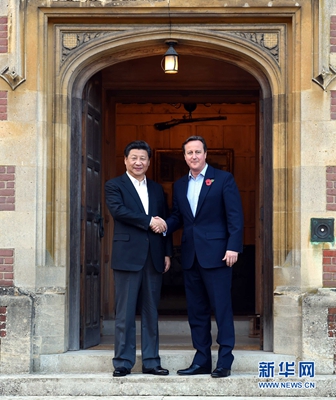 10月22日，國家主席習近平在契克斯首相鄉(xiāng)間別墅同英國首相卡梅倫再次會晤。 新華社記者 饒愛民 攝