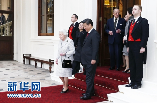10月22日，國家主席習(xí)近平和夫人彭麗媛離開白金漢宮。離開前，英國女王伊麗莎白二世和丈夫菲利普親王專門前來同習(xí)近平夫婦親切話別。新華社記者 鞠鵬 攝