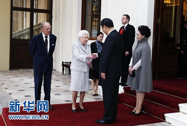 10月22日，國家主席習(xí)近平和夫人彭麗媛離開白金漢宮。離開前，英國女王伊麗莎白二世和丈夫菲利普親王專門前來同習(xí)近平夫婦親切話別。新華社記者 鞠鵬 攝