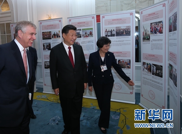 10月22日，國家主席習近平在倫敦出席全英孔子學院和孔子課堂年會開幕式。這是習近平參觀全英孔子學院和孔子課堂成果圖片展。 新華社記者 龐興雷 攝