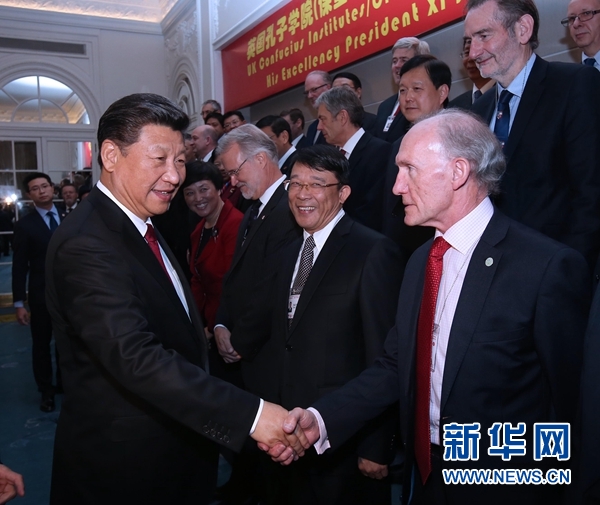 10月22日，國家主席習近平在倫敦出席全英孔子學院和孔子課堂年會開幕式。這是習近平同參加開幕式的嘉賓親切交談。 新華社記者 龐興雷 攝 