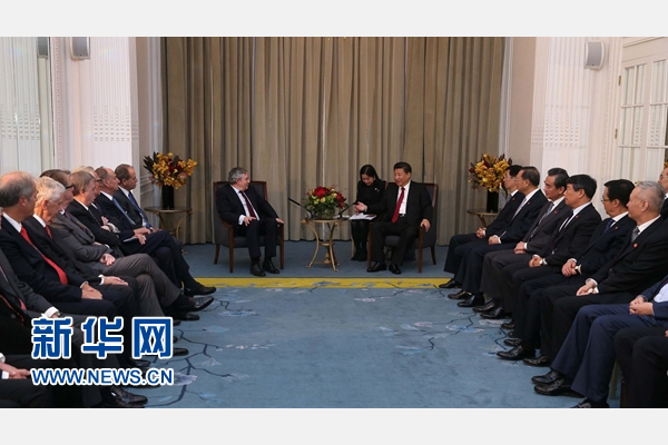 10月22日，國家主席習近平在倫敦集體會見英國前首相布朗等英國友人。新華社記者 龐興雷 攝 