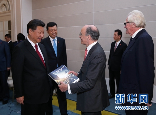 10月22日，國家主席習近平在倫敦集體會見英國前首相布朗等英國友人。新華社記者 龐興雷 攝 