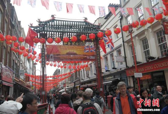 習(xí)近平主席訪問英國，倫敦唐人街掛出大紅燈籠和中英兩國國旗。 <a target='_blank' ><p  align=